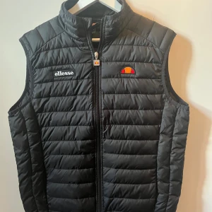 Ellesse väst  - Storlek M riktigt fräsch ser helt ny ut  köpte ny fårn Zalando för 1100 Bara att skriva vid frågor🤝🙌