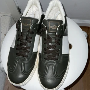 Valentino flycrews - Intressekoll på dessa sprillans nya valentino flycrews i den eftertraktade färgen mörkgrön-vi är dom ända som säljer dessa i denna färg då den är extremt ovanlig. Testade en gång-storlek 41 men passar 42-inga byten/scambud-