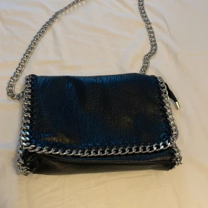 Tiamo väska  - Säljer nu min Tiamo väska för att jag knappt använt den och vill bli av me den. Den är i bra skick och superfin.💗