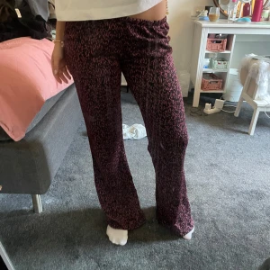 Nomi byxor  - Lågmidjade glitterbyxor!! Så fina men används sällan, har vikt upp längst ner och sytt med stygn som man lätt kan ta bort så dom blir längre igen. Är 165 men hade passat bättre på 170+