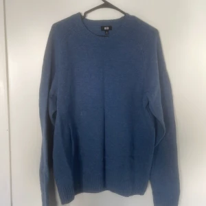 Blå stickad tröja  - Blå stickad tröja från uniqlo köpt för ungefär 400 kr. Inge defekter passar storlek M