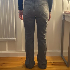 Grå bootcut  - Supersnygga jeans i bra skick från Gina 💘Skriv privat för frågor 