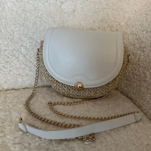 Väska - Jättefin väska som knappt är använd, i mycket fint skick. 