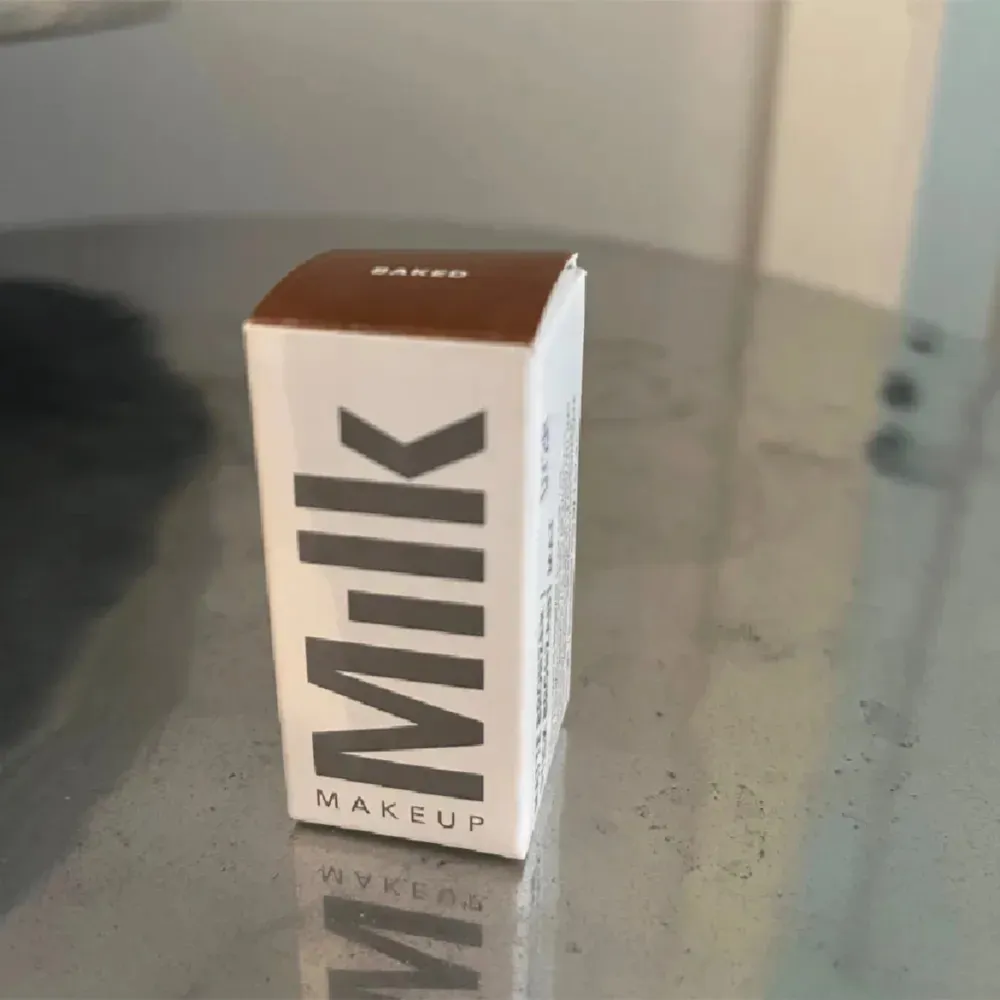 Säljer en helt ny Milk Makeup Bronzer i den populära nyansen Baked. Perfekt för att ge ansiktet en solkysst look. Kommer i en smidig stickform som gör appliceringen enkel och jämn. Förpackningen är stilren och kompakt, vilket gör den lätt att ta med sig i väskan.. Skönhet.