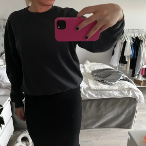 Svart sweatshirt  - Superfin svart sweatshirt i storlek S från lager 157. Använd ett fåtal gånger.  Köparen betalar frakt. 
