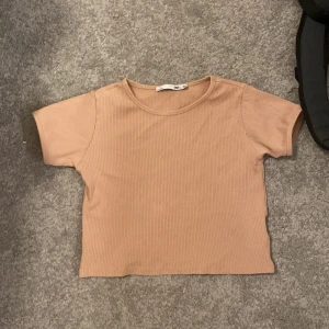 En jättefin t-shirt från lager 157 - En jättefin t-shorts från lager 157 den är andvänd några få gånger men i mycket fint skick 