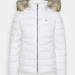 Vit pufferjacka med fuskpäls från Tommy Hilfiger - Säljer en snygg och varm vit pufferjacka från Tommy Hilfiger. Jackan har en dragkedja framtill och en mysig huva med fuskpäls. Perfekt för kalla vinterdagar! kostade ca 2300kr i nypris och den är väldigt fint skick ca 1,5 år gammal. säljer ändas för bra pris men vi kan diskutera priset vid snabb affär❤️ Skriv för egna bilder