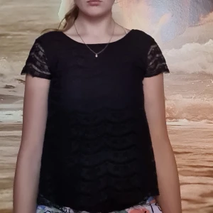 Tröja i strl 146/152 - Svart tröja i strl 146/152. BRA SKICK!