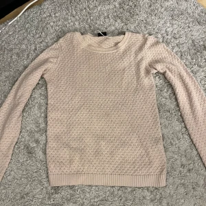 Ljusrosa stickade tröja  - Stickad tröja med fina mönster 