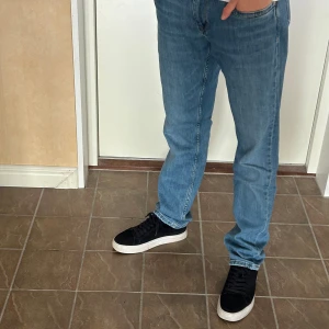 Blå Jeans - Pepe Jeans i bra skick. Storlek: W32 L32 Regular/slim fit Benlängd: 105 cm Midja: 42cm