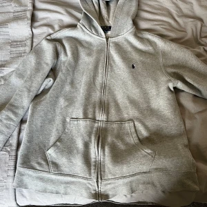 Ralph Lauren Zip - Ralph Lauren zip hoddie som är ganska använd men i fint skick. Barnstorlek. Pris kan diskuteras