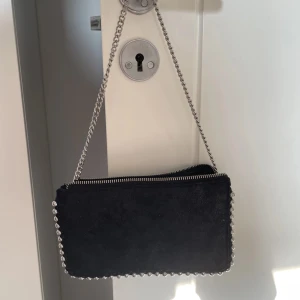 Väska från Zara - Säljer denna superfina väska från zara då den inte kommer till användning. Endast använd 2 gånger så den är i nyskick. Man kan både ha bandet långt och kort