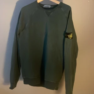 Stone Island tröja - Säljer en snygg grön tröja från Stone Island, ny pris är runt 3000 men säljer den för 1250. skicket på tröjan är 8/10 nästan aldrig använd och fint skick, nfc tag funkar också! Priset ej hugget i Sten. Bara höra av sig med frågor! 
