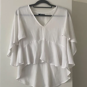 Vit blus - Vit superfin blus, inte genomsnkinlig. True to size. Köpare står för frakt, alt kan mötas i Göteborg.