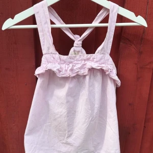 Barn top  - Bra skick! Vet tyvärr ej vilket märke då den är köpt i Frankrike 