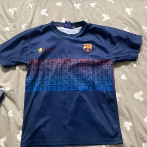 barcelona tröja (messi) - barn från 9-12 ungefär passar för dom som är 140-157