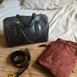 By malene birger bowling bag  - Väskan är i toppenskick!!! Den säljs inte längre och är super eftertraktad 💝 Defekter: fläckig inuti. Plasten vid dragkedjan har gått av lite (syns absolut inte). Kom privat för fler bilder eller vid frågor!! 💞💖🩷💝💕