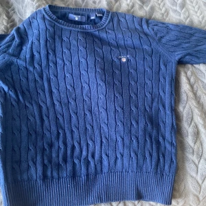 Gant kabelstickad - 9/10 skick inga defekter 9-10 år passar 132-148 ungefär nypris 800kr 