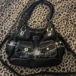 Väska - Super fin svart väska! Köpte på en marknad för ett tag sen men har knappt använt och är i väldigt bra skick. Den har 10 fack om man räknar med dem på utsidan därför tycker jag att den är väldigt praktisk till exempelvis skolan💕