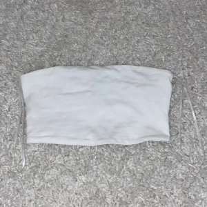 Vit tub topp - En liten vit tub topp från h&m. Aldrig använd. Bara provad en gång.