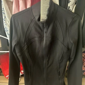 Lululemon define jacka storlek 6 - Prislapp kommer med men köpt för ca 1,5 vecka sedan men den var lite för stor för mig  Strorlek 6