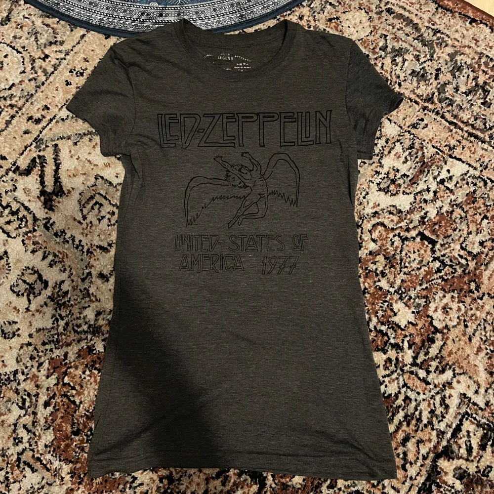 snygg led zeppelin tröja, styrningen storlek men den jag skulle säga S (jag brukar ha strl S se bild 2). aldrig använd bara tvättad. använd köp nu. T-shirts.