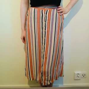 Randig långkjol - Från Carin Wester, strl 34, lätt och luftig med fickor! 