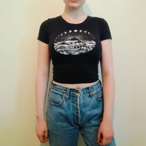 Svart crop top med tryck - Från HM, strl 34 (xs), estetisk tröja som sitter åt på rätt ställen och funkar för större byst! 