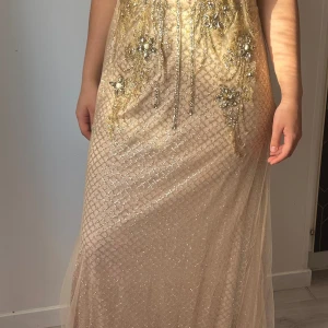 Festklänning  - Säljer min festklänning 💛då den inte har varit till användning på några år storlek M/L tror jag super fin du vh bekväm säljer den för 600 men pris kan diskuteras vid snabb affär. Obs står tyvärr inte för frakten.