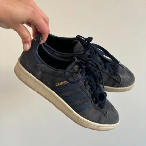 Adidas sneakers  - Superfina mörkblå Adidas sneakers i storkel 41 1/3 men små i storleken, jag brukar ha strl 40❤️