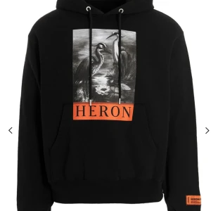 Heron Preston Hoodie - Säljer denna helt nya Heron Preston Graphic Printed Drawstring Hoodie. Oanvänd, herr storlek M. Pris går att diskuteras, tröjan är "oversize". Alla lappar finns kvar på den!💛  pris kan diskuteras 💛
