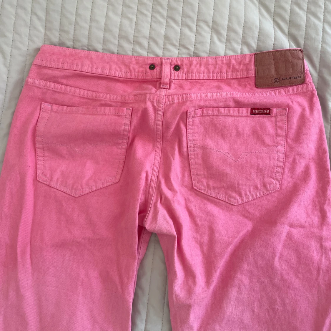 Lågmidjade rosa jeans från GUESS - 92