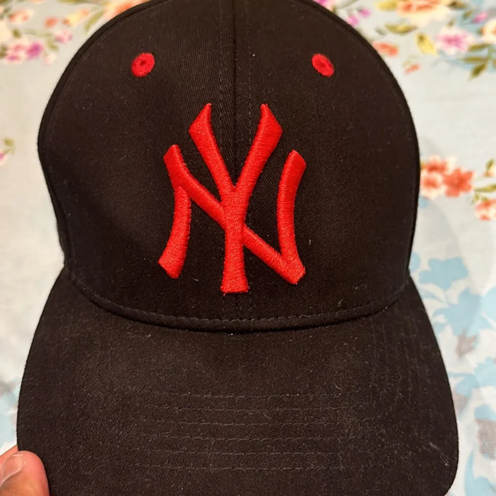 Helt nya new Era keps fick som present. Funkar fint på olika outfits. Kepsen funkar för både kvinnor och män. De kostar 349 kr ordinarie. . Asusteet.