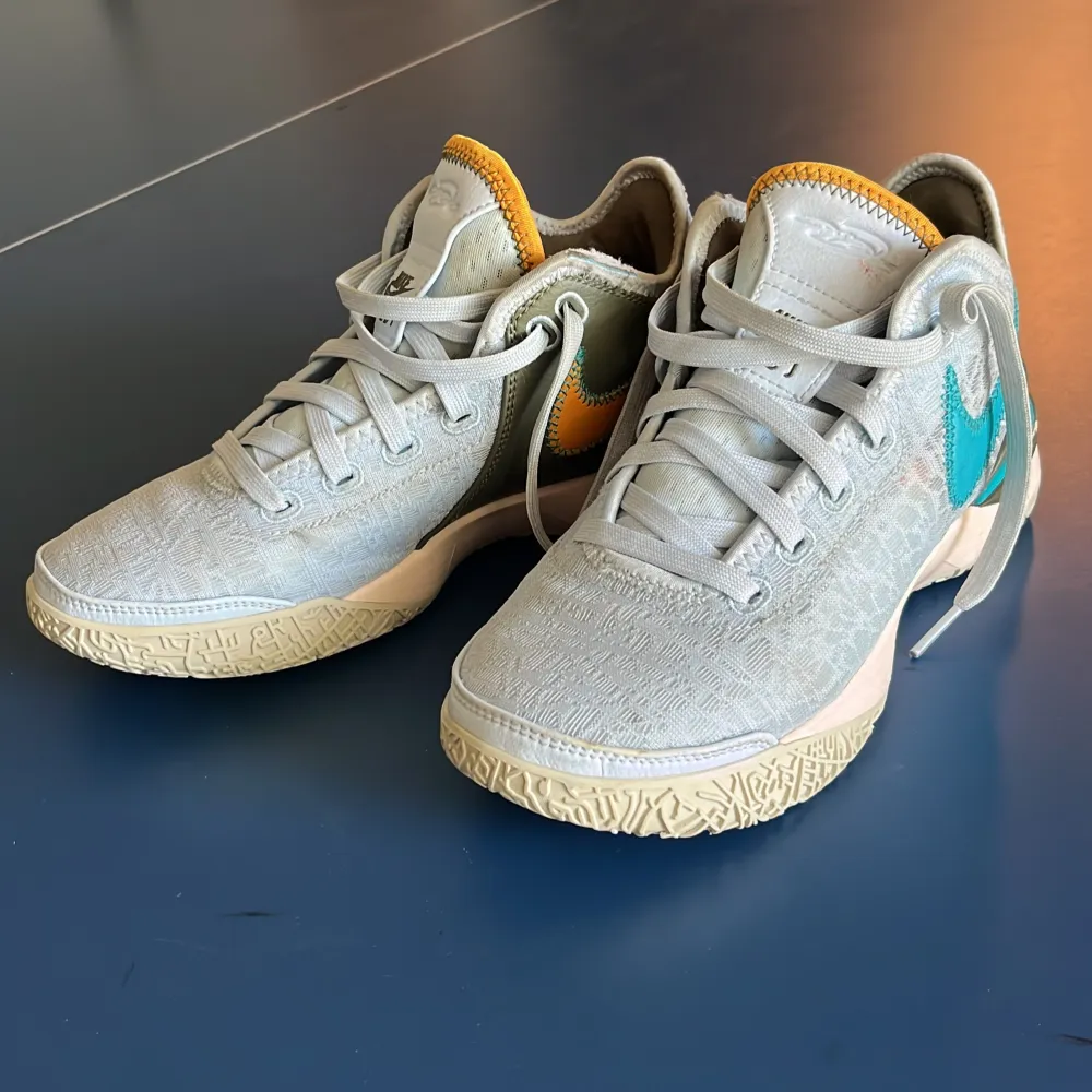 Selling my sons Basketball shoes since he outgrew them. Used indoor during a handfull of lessons, -very good condition! They fit his slighltly wider feet very well and are very comfy according to him. Asking for half new price. No shoe box. . Skor.