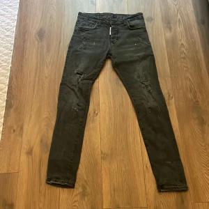 Dsq2 jeans  - Top kvalitet skriv om ni vill ha dom och kan fixa ett bra pris och jag tar byt 