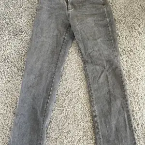 Vida jeans som liknar boot cut i passformen, sparsamt använda. Köpta för 1200, säljer för 500 Abrand jeans 💕