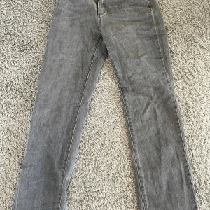 Grå jeans! - Vida jeans som liknar boot cut i passformen, sparsamt använda. Köpta för 1200, säljer för 500 Abrand jeans 💕