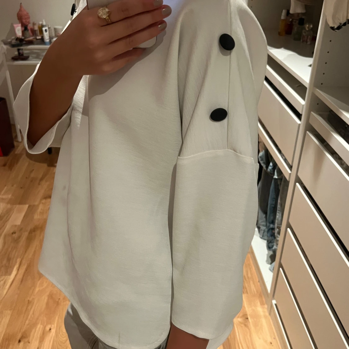 Vit tröja med svarta knappar - 90