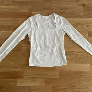 Vit långärmad topp  - Vit långärmad topp från H&M i storlek S. Bra skick 