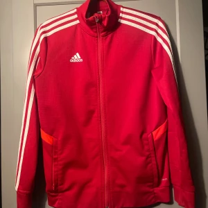 Röd Adidaströja - Röd adidas tröja i gott skick. Storlek 11-12 år, 152 cm. Dm:a för flera bilder!