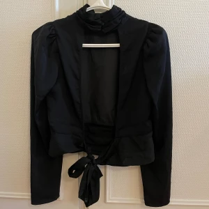 Blus med öppen rygg  - Använd några få gånger. 