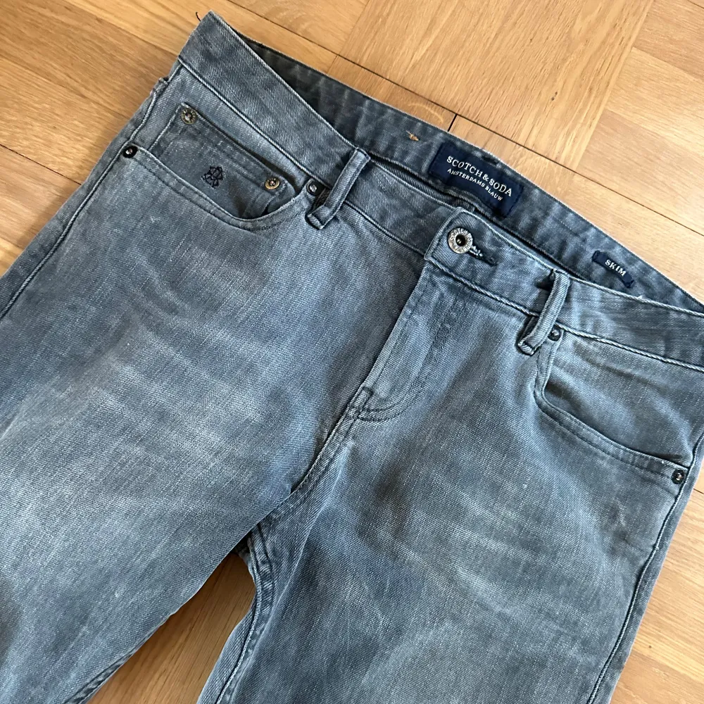 Scotch & Soda Jeans | Skick 9/10 | Nypris 1400kr, vårat pris endast 349kr | Storlek 31/32 | Svarar gärna på era frågor och funderingar!. Jeans & Byxor.