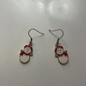 Snögubbe örhängen  - Perfekt a till jul men den har nickel i sig och jag e allergisk mot det så jag kan inte ha på mig dem 