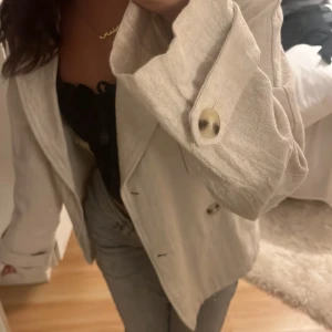 trenchcoat i linne material  - En längre trenchcoat i linne material. Från bubbleroom. Använd endast ett par gånger. Fint skick. Säljer då den inte kommer till användning. 🫶🏼