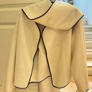 Kappa med halsduk från Gina tricot  - Helt ny! Kort mysig kappa från gina med halsduk som man enkelt kan ta bort om man vill