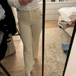 Beige kostymbyxor  - Beige kostymbyxor Ifrån vero moda