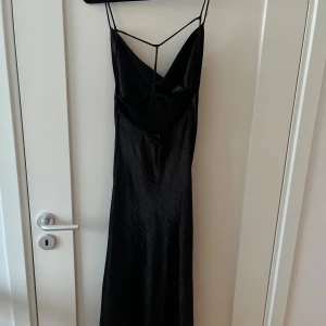 Svart slikes klänning  - Svart midiklänning med öppen rygg ❤️‍🔥storlek 36 