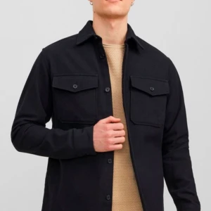 Overshirt Jack and Jones  - Snygg vårjacka från Jack and Jones storlek M. Andvänds inte längre. Bra skick.