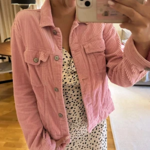 Rosa Manchesterjacka - Jättefin rosa Manchesterjacka ifrån HM. Storlek S