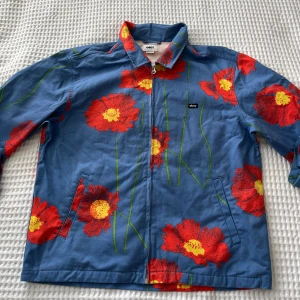 Höstig Obeyjacka - Blommig obeyjacka/overshirt. Rak modell. Storlek L
